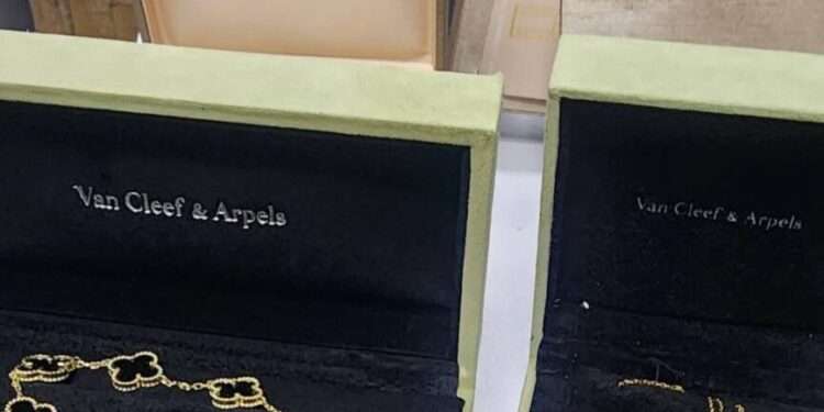 Bijuterii de lux nedeclarate, depistate la vamă la Leușeni