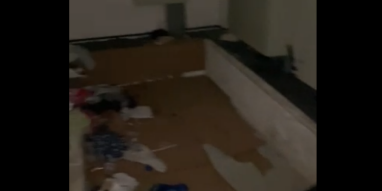 Dezastru în subsolul unui bloc din Chișinău, invadat de oameni ai străzii