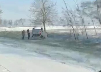 Accident la Gordinești din cauza zăpezii căzute în aprilie: un șofer s-a răsturnat cu mașina