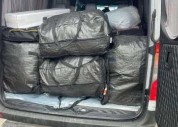 Șofer de microbuz, prins cu marfă nedeclarată la intrarea în țară