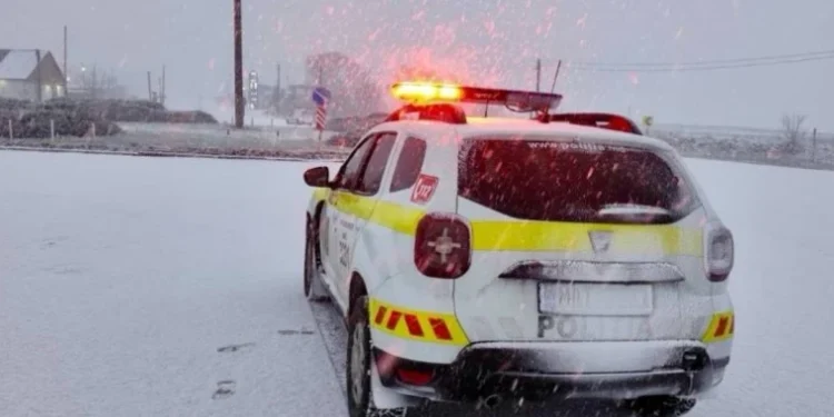 Zăpadă în nordul țării: poliția le cere șoferilor prudență pe drumuri