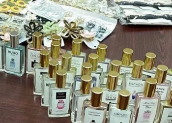 Articole de parfumerie, tăinuite în portbagaj la vamă