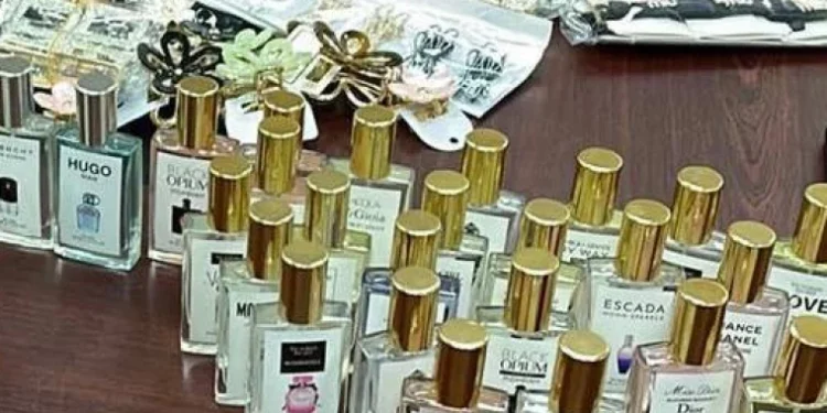 Articole de parfumerie, tăinuite în portbagaj la vamă