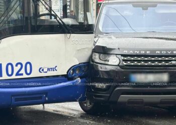 Coliziune între troleibuz și Land Rover în Chișinău: O pasageră rănită