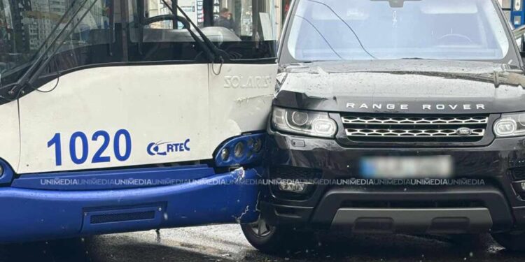 Coliziune între troleibuz și Land Rover în Chișinău: O pasageră rănită