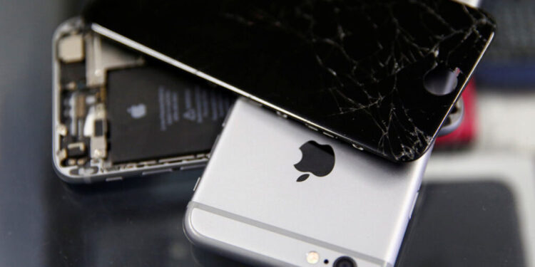 Apple permite utilizatorilor să repare singuri iPhone 16e cu piese și unelte oficiale