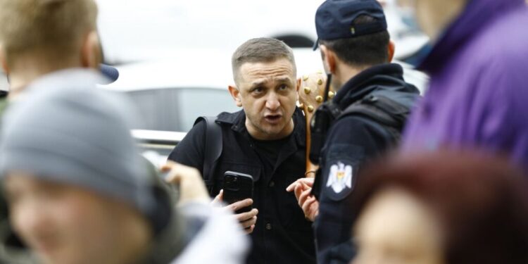 Duble standarde: Poliția permite provocatorului Marin Andoni cu buzdugan la protestul de la Curtea de Apel, iar susținătorii bașcanului Găgăuziei sunt opriți |VIDEO