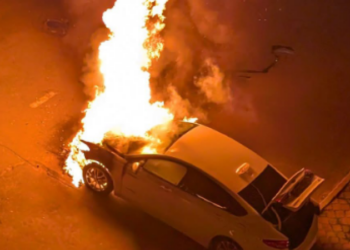 O mașină de taxi a luat foc în această noapte în sectorul Rîșcani: Au intervenit două echipaje de pompieri