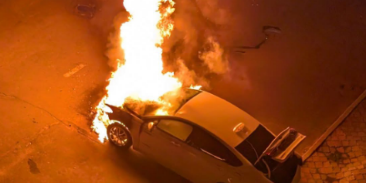 O mașină de taxi a luat foc în această noapte în sectorul Rîșcani: Au intervenit două echipaje de pompieri