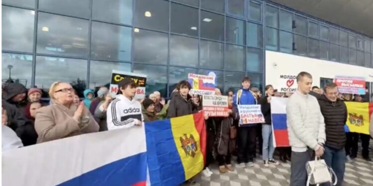 Și-au cerut scuze pentru acțiunile PAS. Activiștii Blocului „Victorie” au susținut diplomații ruși expulzați la aeroport |VIDEO