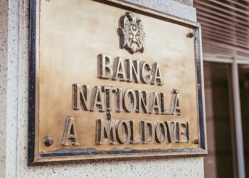 „Băncile se îmbogățesc, iar oamenii rămân în sărăcie”: Membrii Consiliului BNM încasează milioane de lei