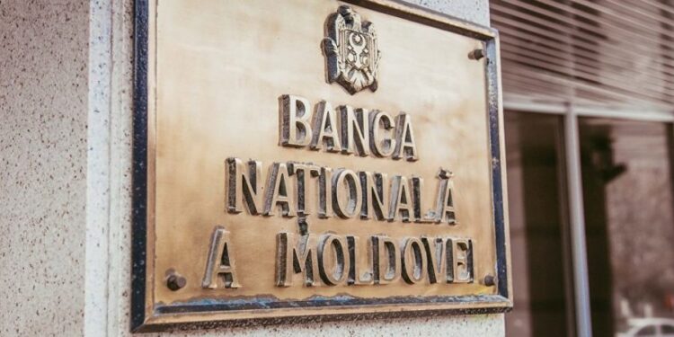 „Băncile se îmbogățesc, iar oamenii rămân în sărăcie”: Membrii Consiliului BNM încasează milioane de lei