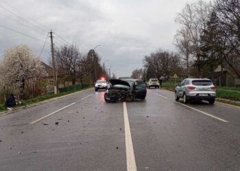 Accident în Sângerei: Nissan ciocnit de un camion