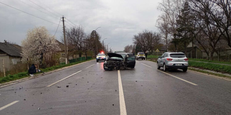 Accident în Sângerei: Nissan ciocnit de un camion