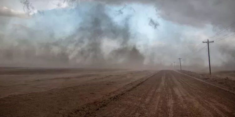 Moldova se transformă în deșert? Solul fertil dispare! Furtuna de praf surprinsă la Căușeni