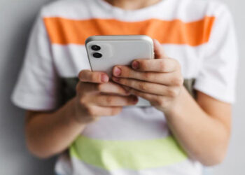 Alarmant: copiii accesează rețelele sociale încă de la cinci ani, arată un nou studiu