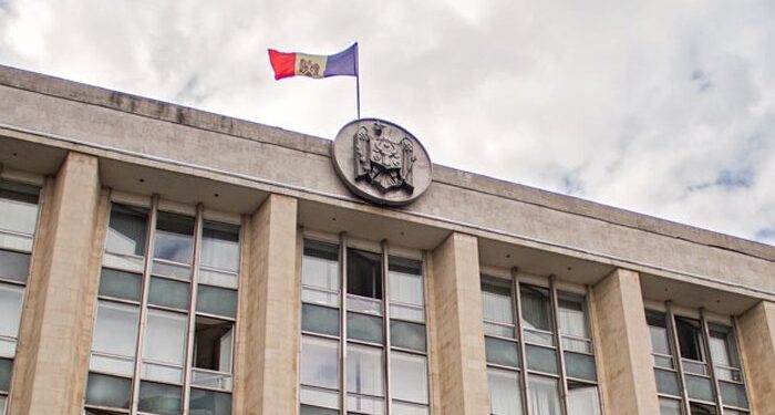 Critici la adresa autorităților, amenințare la adresa securității naționale! Guvernul Recean pregătește noi restricții pentru proteste