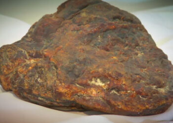 Povestea „pietrei” de 1 milion de euro, pe care o bătrână din România o folosea ca opritor de ușă. Acum se află la muzeu