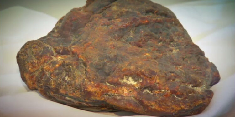 Povestea „pietrei” de 1 milion de euro, pe care o bătrână din România o folosea ca opritor de ușă. Acum se află la muzeu