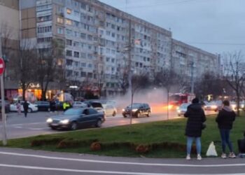 Un automobil a luat foc în plin trafic, la Ciocana: Imaginile, suprinse de pasagerii unui troleibuz