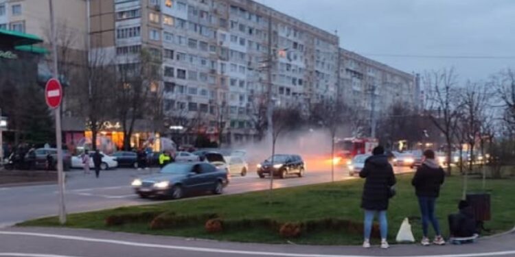 Un automobil a luat foc în plin trafic, la Ciocana: Imaginile, suprinse de pasagerii unui troleibuz