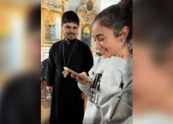 Un preot din Criuleni a emoționat o țară întreagă cu un gest simplu: „Sună-ți mama și spune-i că o iubești!”