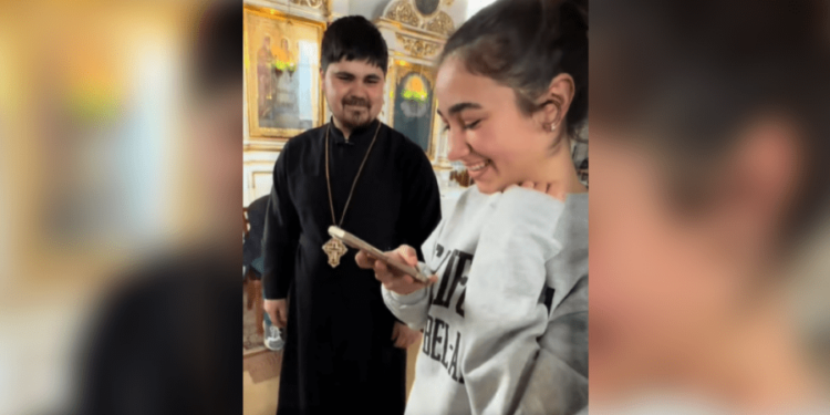 Un preot din Criuleni a emoționat o țară întreagă cu un gest simplu: „Sună-ți mama și spune-i că o iubești!”