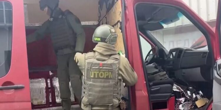 Microbuz cu numere moldovenești, reținut în Belarus cu cantitate mare de explozibili