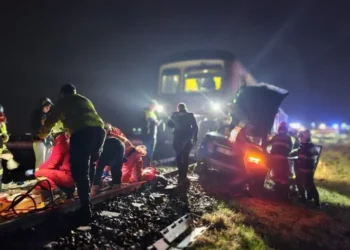 Accident feroviar grav în județul Iași! Mașină cu numere de Moldova, spulberată de tren la Erbiceni – Femeie resuscitată, copil transportat la spital și un bărbat rănit