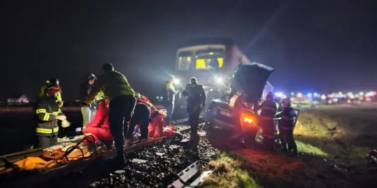 Accident feroviar grav în județul Iași! Mașină cu numere de Moldova, spulberată de tren la Erbiceni – Femeie resuscitată, copil transportat la spital și un bărbat rănit
